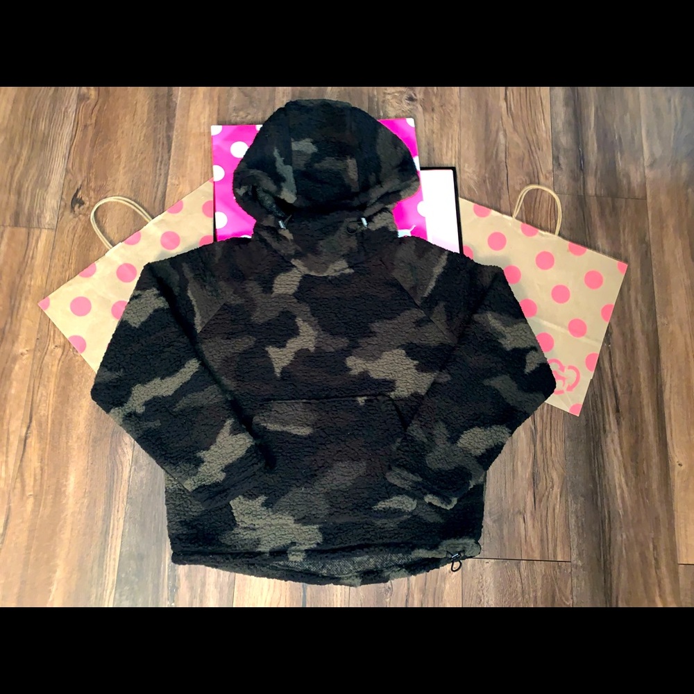 NEW VS PINK size SMALL Camo Super Soft Sherpa Pullover Hoodie